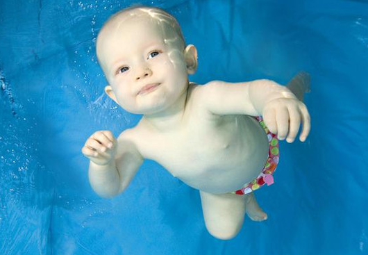 婴儿游泳馆生意这么火，婴儿游泳的好处究竟有什么秘密？