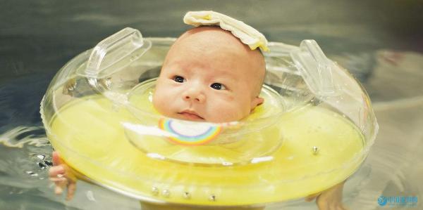 [婴儿游泳]婴儿游泳缓解宝宝肌张力过高需要游多久