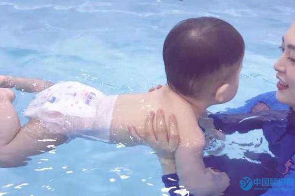 #婴儿#婴儿大池游泳必须穿防水纸尿裤吗？