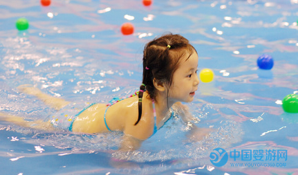 婴儿游泳促进宝宝大运动发展，对宝宝成长更有利
