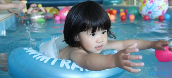 坚持婴儿游泳让宝宝更健康，婴儿游泳的好处需要慢慢体会