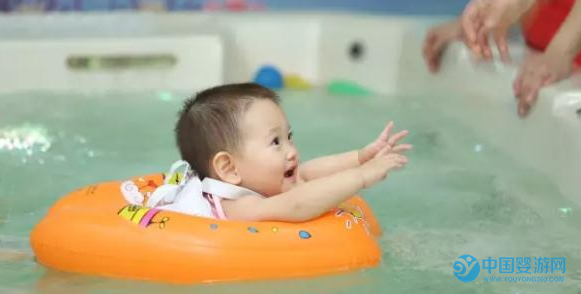 婴儿游泳的这些好处，能让宝宝更加优秀