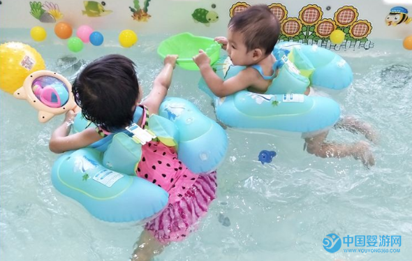 婴儿游泳趴圈的选择以及佩戴方法