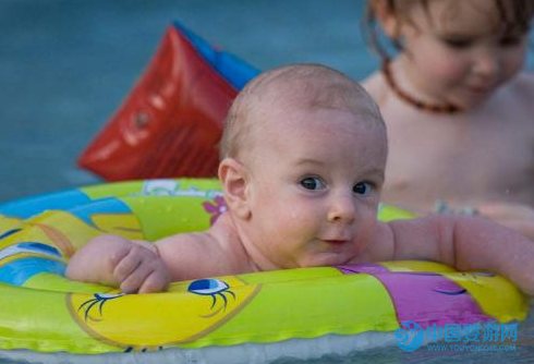 宝宝游泳的好处，可不是随便说说