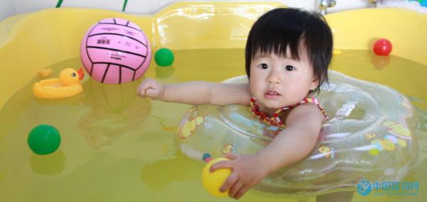 站在家长的角度看婴儿游泳的好处
