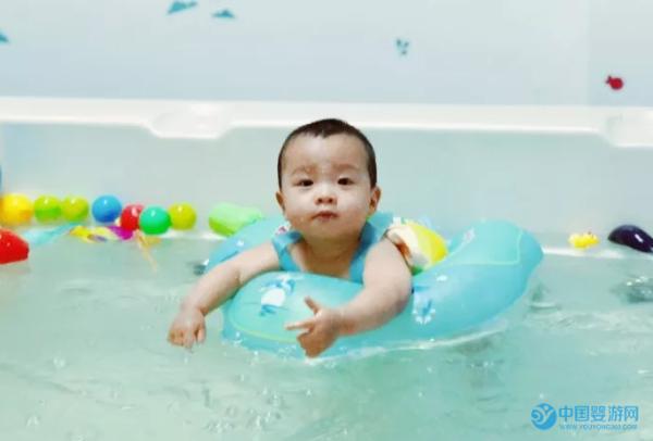 带宝宝去婴儿游泳馆，让Ta过一个暖冬