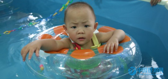 宝宝在婴儿游泳馆游泳的好处你知道多少？