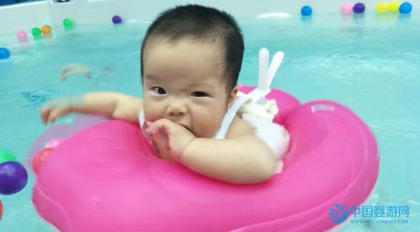 婴儿游泳的这些好处，得到了家长的全力支持