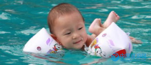 保证婴儿游泳的安全保证婴儿游泳的六大好处
