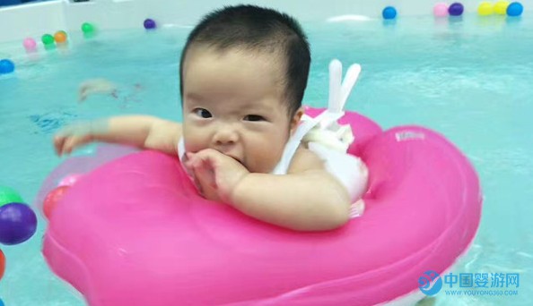 坚持婴儿游泳的好处是藏不住的，婴儿游泳的优点尽在于此