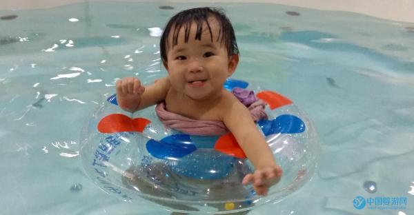 坚持婴儿游泳的好处是藏不住的，婴儿游泳的优点尽在于此