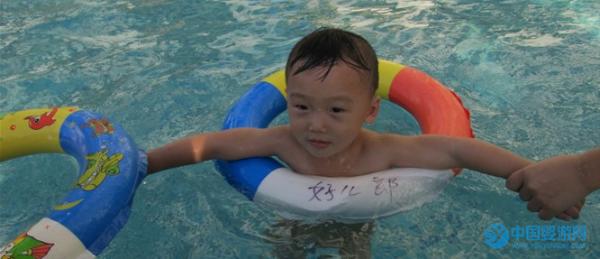 关于婴儿游泳，宝宝几岁可以游大池