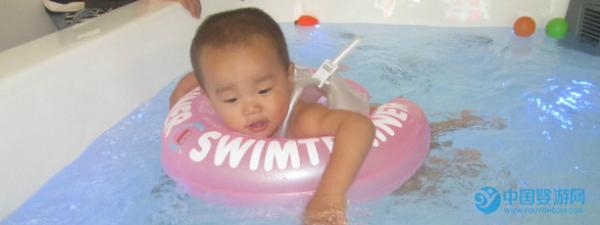 为什么婴幼儿游泳的时候特别的安静