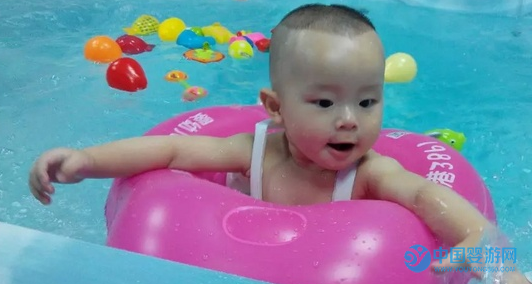 坚持婴儿游泳的好处让家长更希望宝宝从小就游泳