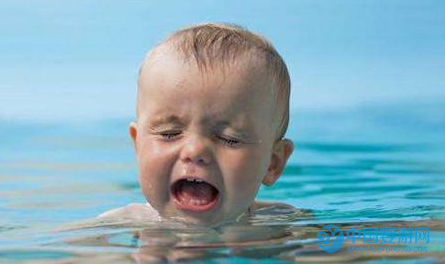 宝宝游泳时耳朵会进水吗？