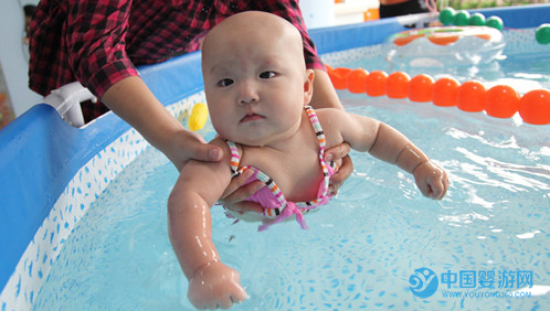 婴儿游泳有效解决家长“带娃难”问题