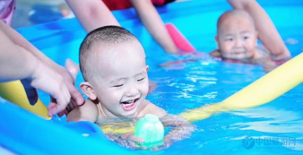 婴儿游泳有效解决家长“带娃难”问题