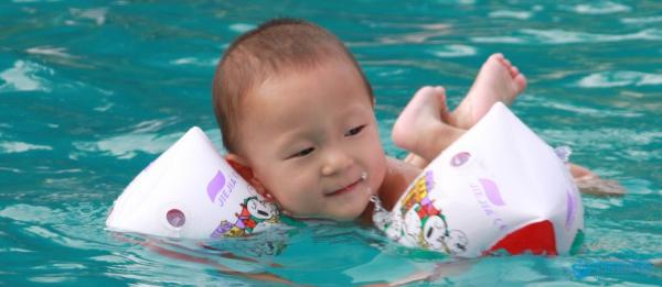 为什么婴幼儿游泳的时候特别的安静