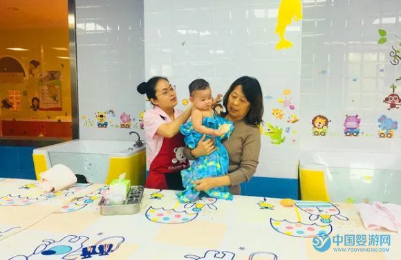 「婴儿游泳馆吸引顾客」婴儿游泳馆吸引顾客，你得这么来