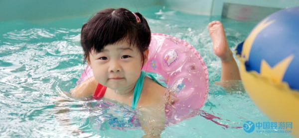 五个方面论证婴儿游泳和不游泳的区别