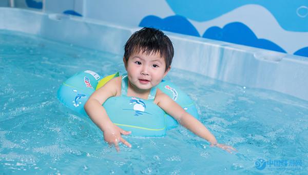 婴儿游泳和其他运动不一样，婴儿游泳的好处更多
