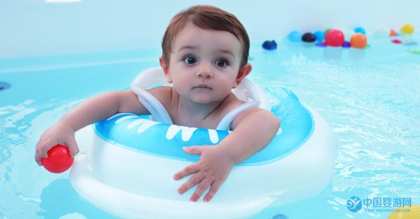 婴儿游泳和其他运动不一样，婴儿游泳的好处更多