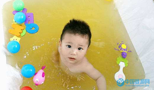 【吃药】相对于吃药打针,给宝宝洗药浴有什么优势?