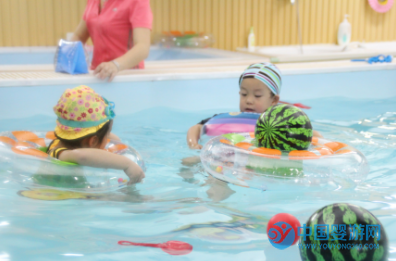 婴儿游泳促进宝宝智力发育的五大表现