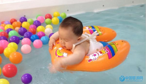 看着宝宝坚持婴儿游泳后的变化，婴儿游泳的好处实在太多了