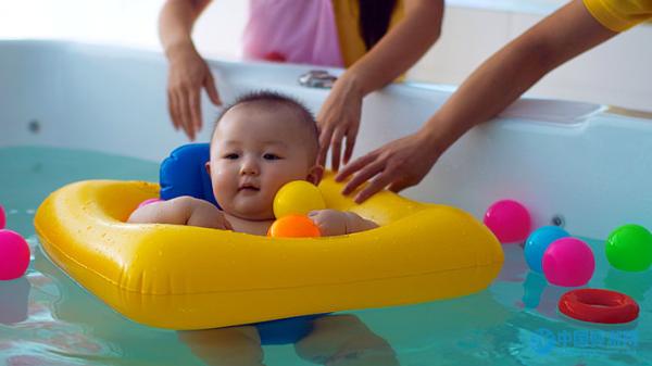 宝宝坚持婴儿游泳身体有哪些变化