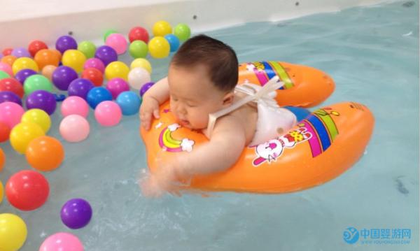 家长：婴儿游泳的好处让宝宝发展的更好