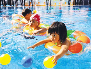 「胆小的宝宝更要去游泳，婴儿游泳」胆小的宝宝更要去游泳，婴儿游泳提高宝宝自信心
