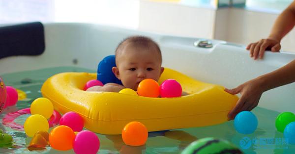 宝宝坚持婴儿游泳身体有哪些变化
