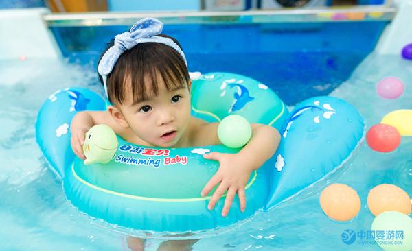 婴儿游泳提高宝宝食欲，据说很灵
