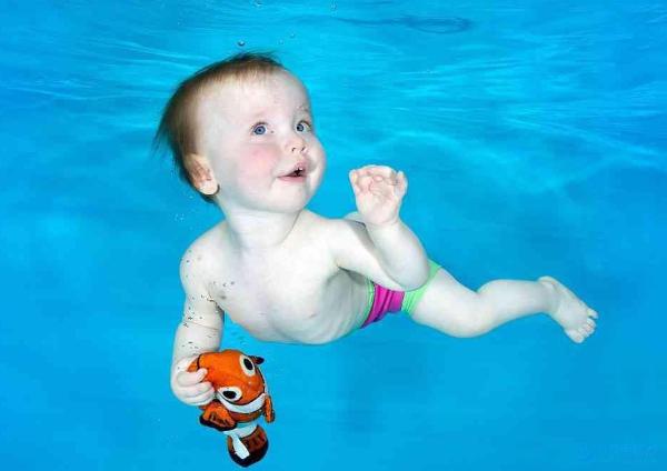 婴儿游泳可以缓解宝宝歪头症状吗？