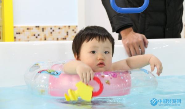 坚持婴儿游泳好处多，但不要强迫宝宝