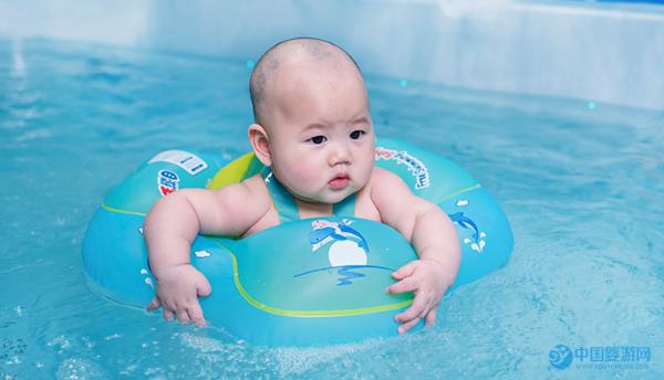 宝宝游泳和在家洗澡的区别大了去了！婴儿游泳对宝宝更有益！