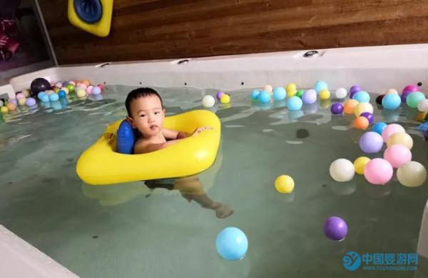 婴儿游泳好处多，是最适合宝宝的一项运动