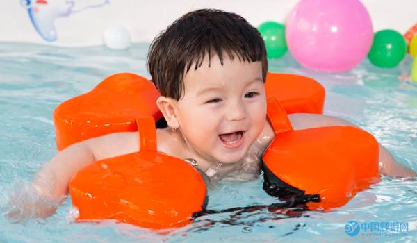 把握宝宝成长发育的大好时机，让宝宝坚持婴儿游泳效果更好