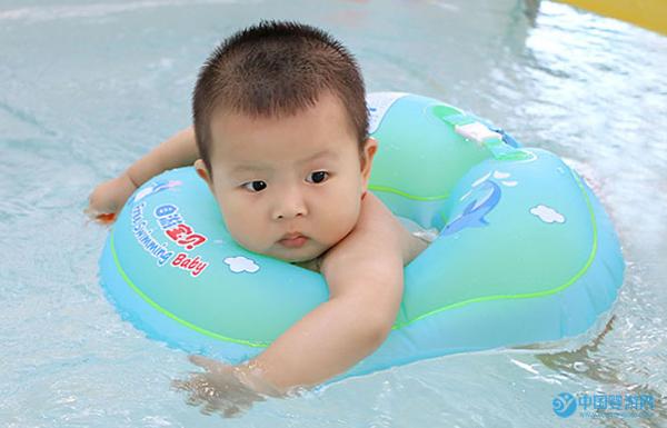 把握宝宝成长发育的大好时机，让宝宝坚持婴儿游泳效果更好