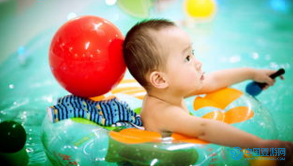 婴儿游泳的好处给宝宝带来哪些变化