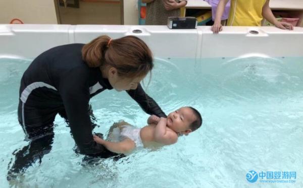 国外的婴儿游泳与国内的婴儿游泳有什么不同！