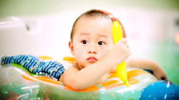 婴儿游泳的好处给宝宝带来哪些变化