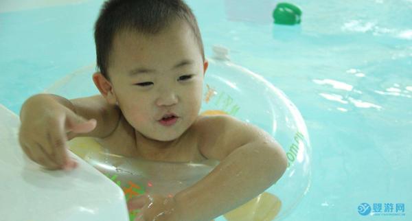 婴儿游泳的这六个好处，坚持两周就很明显!了解婴儿游泳的家长都认同