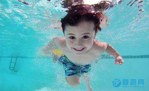 为什么坚持婴儿游泳的孩子，身体各方面更有优势？