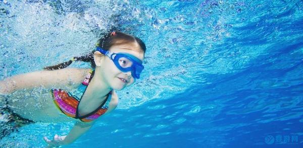 夏季宝宝更应该游泳，婴儿游泳的好处你应该知道！