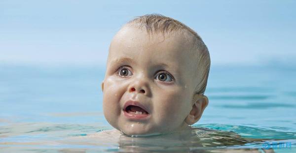婴儿游泳的这六个好处，坚持两周就很明显!了解婴儿游泳的家长都认同