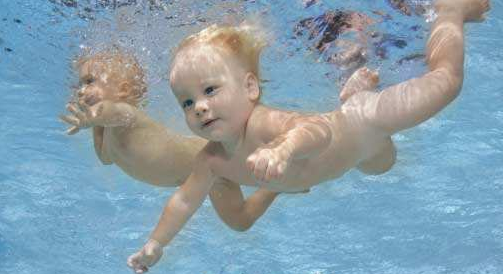 婴儿游泳的好处有很多，了解婴儿游泳的家长都很认同