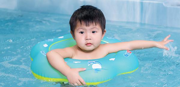 看完宝宝坚持婴儿游泳后的变化，想必你也会让孩子去游泳！