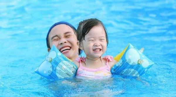 婴儿游泳没意义？别人家的游泳是锻炼，你的游泳就是玩水！